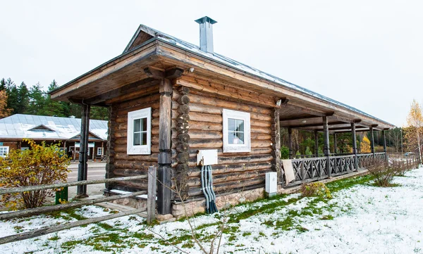 Дерев'яного будинку взимку в Росії — стокове фото