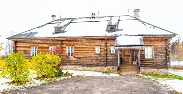 Wooden house in winter in Russia — Stok fotoğraf