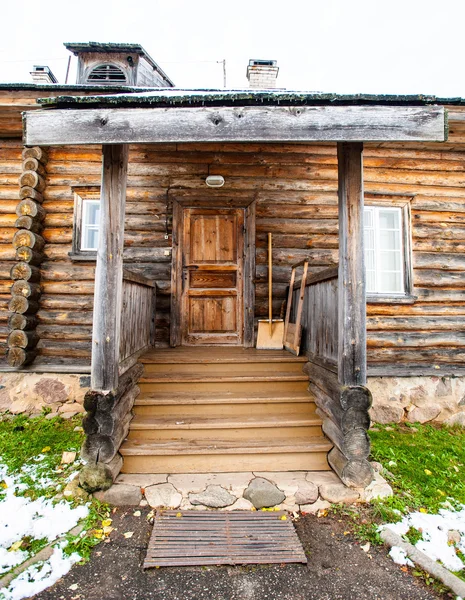 Wooden house in winter in Russia — Stock Photo, Image