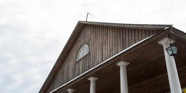 Wooden house in winter in Russia — Stok fotoğraf