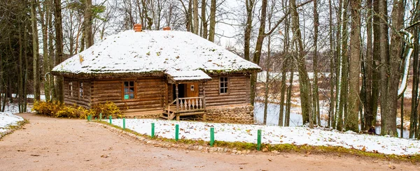 Casa de madeira no inverno na Rússia — Fotografia de Stock