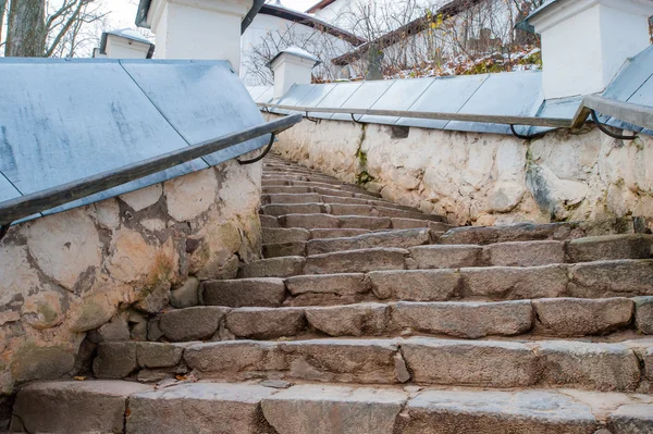 Treppe im Kloster Swjatogorskij, Russland, wo der Schriftsteller Alexander Puschkin begraben liegt — Stockfoto