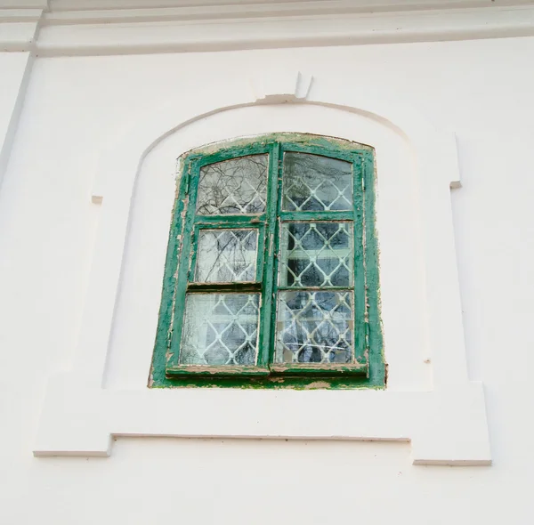 Pequena janela verde de madeira — Fotografia de Stock