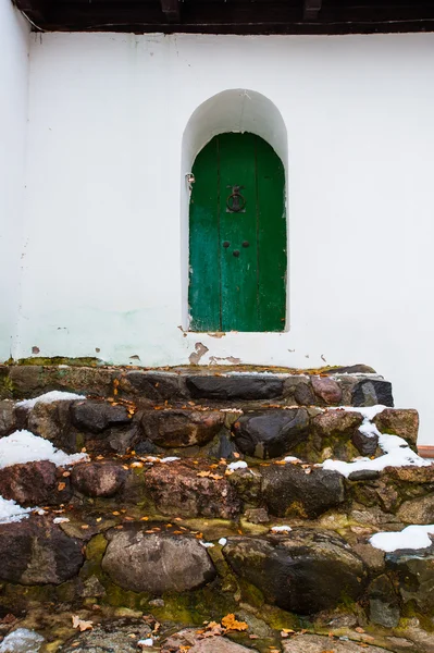 Klein houten groene venster — Stockfoto