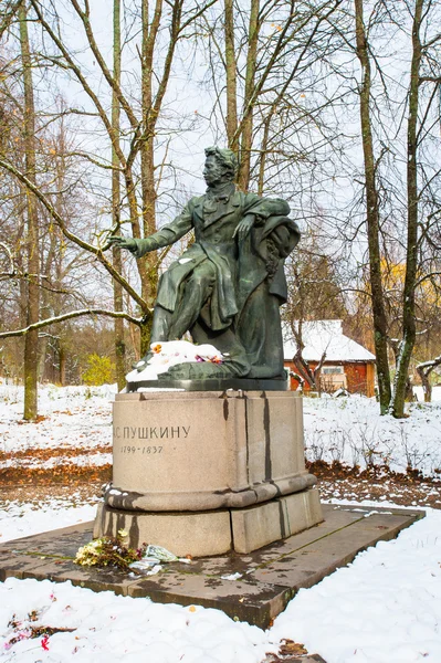 Памятник русскому писателю Александру Пушкину — стоковое фото