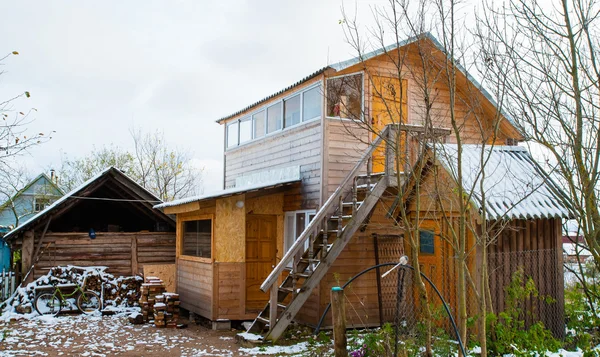 Petite maison en bois en Russie en hiver — Photo