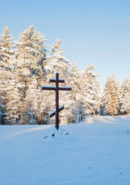 Cristo de madera en el bosque en Rusia en invierno —  Fotos de Stock