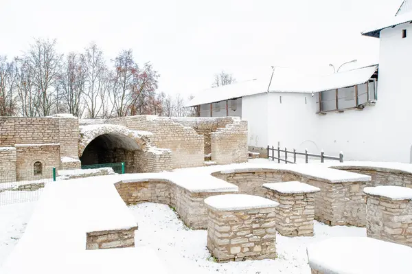 Delar av Kreml av pskov, russia.destroyed under — Stockfoto