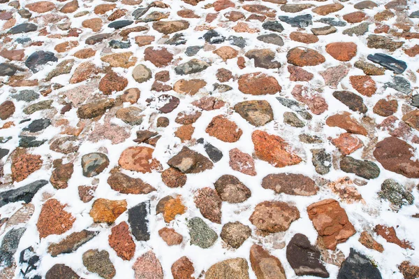 Straße aus verschiedenfarbigen Steinen im Winter — Stockfoto