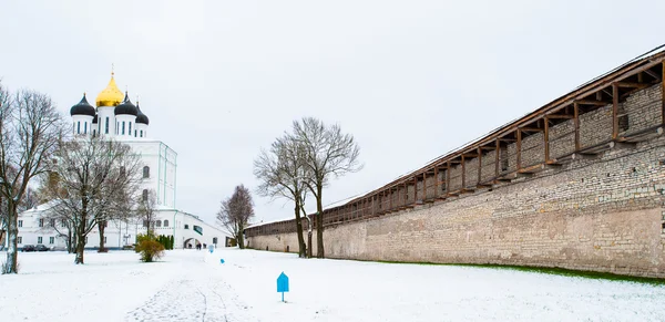 Paredes da Rússia Kremlin na cidade de Pskov no inverno — Fotografia de Stock