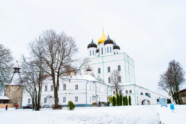 Pskov, Oroszország, téli ortodox egyház — Stock Fotó
