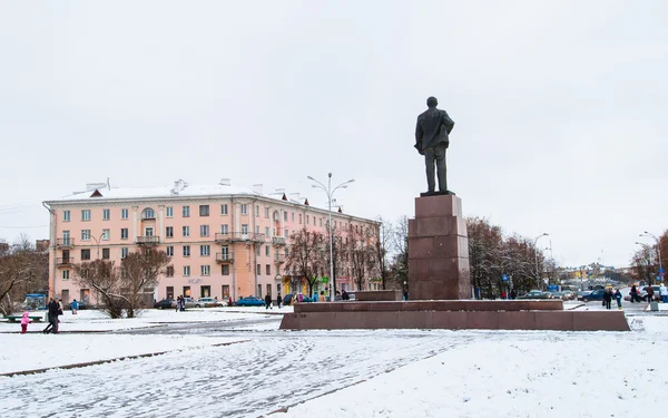 Center of the town of Pskov, Russia. Monument to Vladimir Lenin — Stock Photo, Image