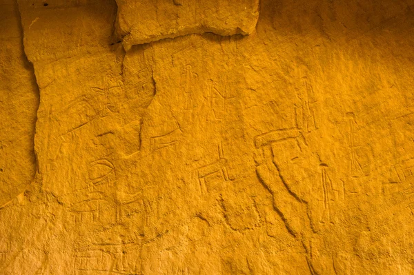 Zwraca starożytnych i znaki wykonane przez setki lat temu w — Zdjęcie stockowe