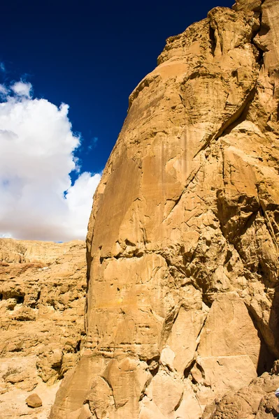 Falésias de arenito no Vale de Timna com o Pilar do Rei Salomão — Fotografia de Stock