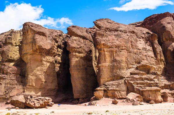 Acantilados de piedra arenisca en el valle de Timna con Pilar del Rey Salomón — Foto de Stock