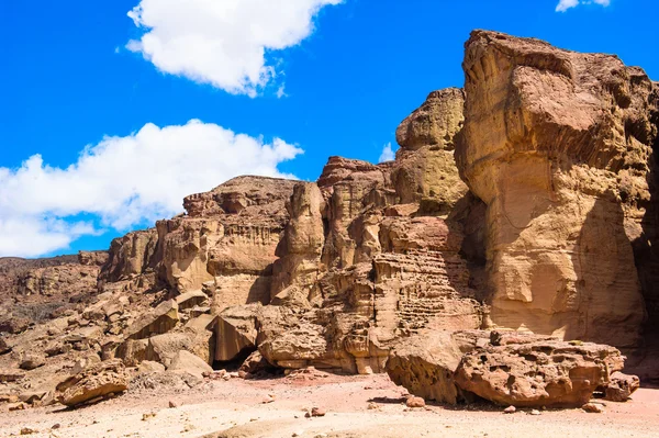 Falésias de arenito no Vale de Timna com o Pilar do Rei Salomão — Fotografia de Stock