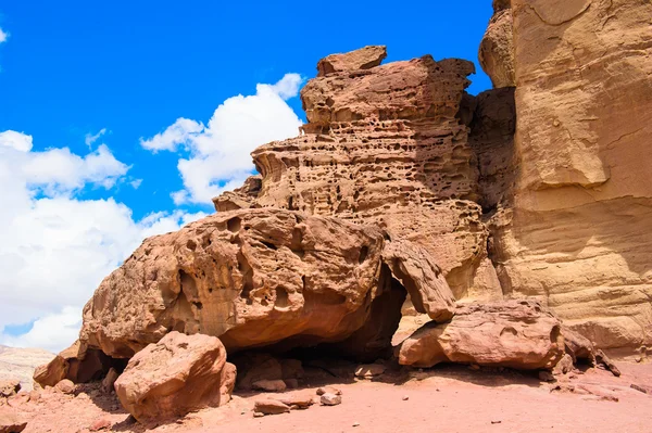 Acantilados de piedra arenisca en el valle de Timna con Pilar del Rey Salomón — Foto de Stock