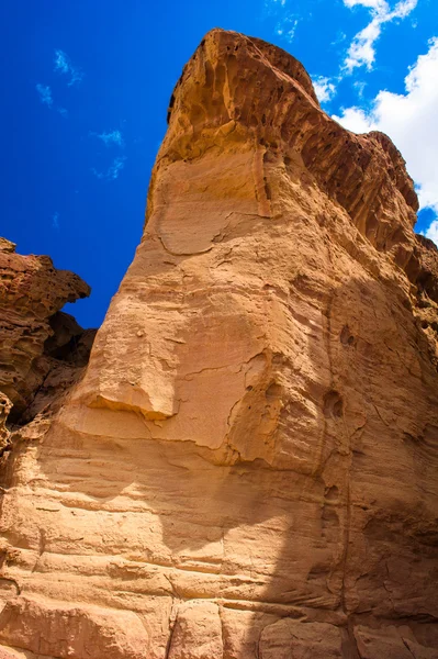 Acantilados de piedra arenisca en el valle de Timna con Pilar del Rey Salomón —  Fotos de Stock