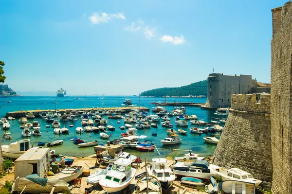 Il porto della città di Dubrovnik costruito da Paskoje MiliLiguevimbH — Foto Stock