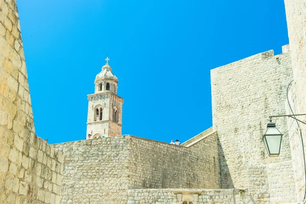 Wall of Dubrovnik, CRoatia. View of the bell tower of Dubrovnik, — Stock Photo, Image