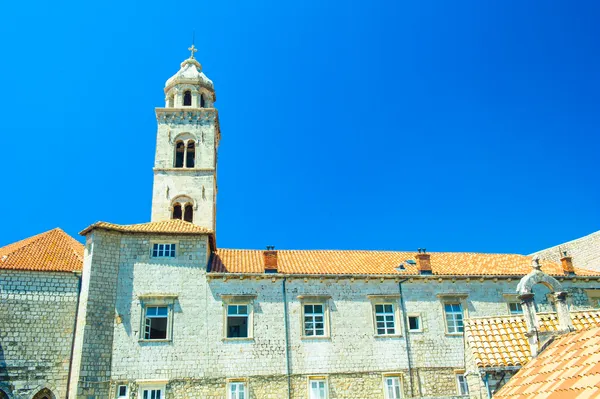 Klokkentoren gekoppeld aan de franciscaner klooster, dubrovnik, telecon — Stockfoto