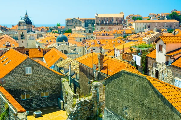 Στέγες των σπιτιών της στην παλιά πόλη του Ντουμπρόβνικ, Κροατία — Φωτογραφία Αρχείου