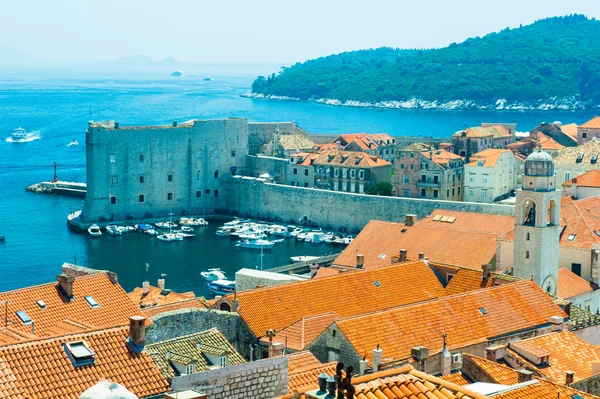 Dächer in Dubrovniks Altstadt, UNESCO-Weltkulturerbe. — Stockfoto