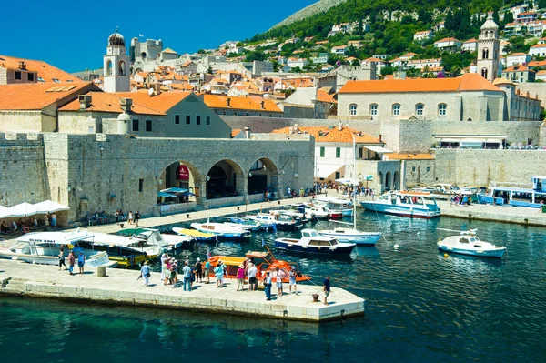 クロアチアのドゥブロヴニクの旧市街のポート — ストック写真