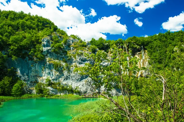 Waterfall under the blue sky in Croatia — Stock Photo, Image