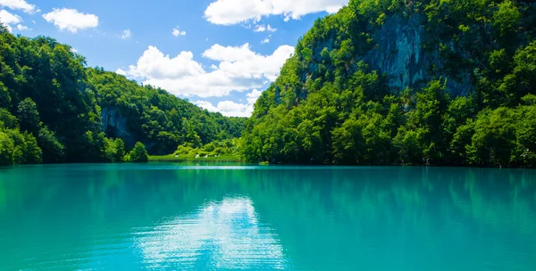 Blauer Fluss und grüne Natur, Landschaft — Stockfoto