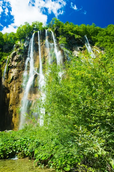 Visa vattenfallet under den blå himlen, i Kroatien — Stockfoto