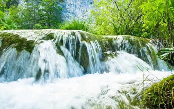 Små vattenfall fron stenarna — Stockfoto