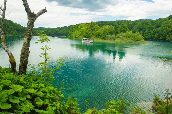 Turistiska båt simmar över floden i Kroatien — Stockfoto
