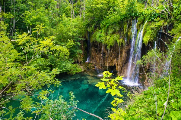 A nyári időszakban egy napsütéses napon a kis vízesés — Stock Fotó