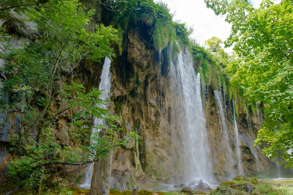 Pequena cachoeira no verão em um dia ensolarado — Fotografia de Stock