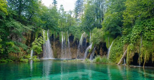 Natur mit Wasserfall in einem Wald in Kroatien, transparenter Fluss — Stockfoto