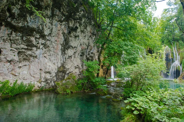 Doğa Hırvatistan, şeffaf nehir orman şelale — Stok fotoğraf