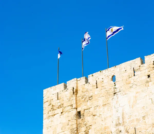 Israelische flaggen an der wand von jerusalem, israel — Stockfoto