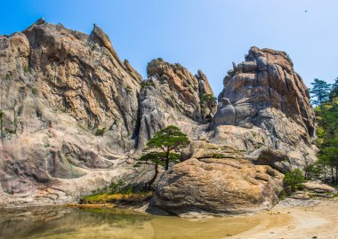 Granit oluşumları ve mount kumgang kangwon içinde küçük bir göl