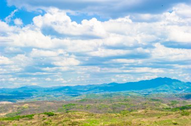 bir bulutlu gökyüzü ve Kuzey Kore alanının yeşil manzara manzara