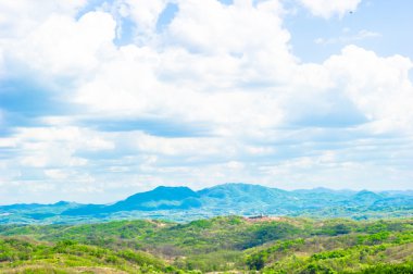 bir bulutlu gökyüzü ve Kuzey Kore alanının yeşil manzara manzara