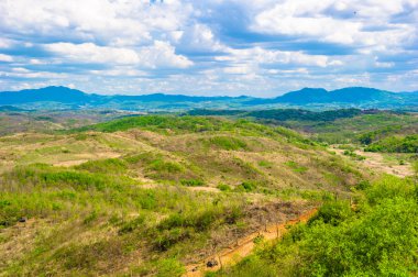bir bulutlu gökyüzü ve Kuzey Kore alanının yeşil manzara manzara