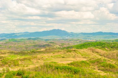 bir bulutlu gökyüzü ve Kuzey Kore alanının yeşil manzara manzara