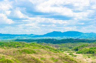 bir bulutlu gökyüzü ve Kuzey Kore alanının yeşil manzara manzara