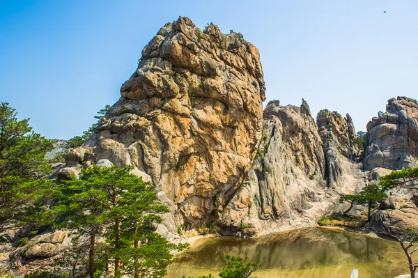 Неймовірний вражаючий вид кам'яних утворень гори — стокове фото