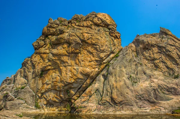 Granit formace a malé jezero na hoře kumgang v kangwon — Stock fotografie