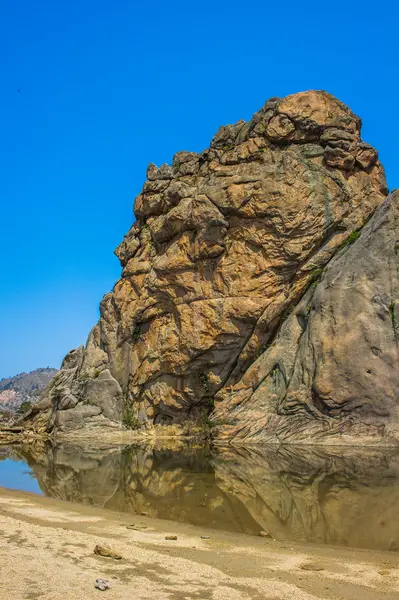 Granit formace a malé jezero na hoře kumgang v kangwon — Stock fotografie