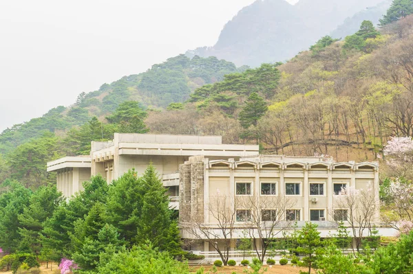 Pohled na budovu v Severní Koreji — Stock fotografie