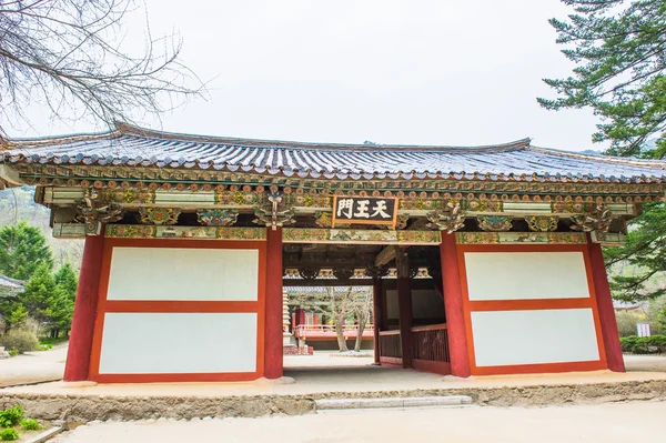 Pavillion bij pohyeon-sa in myohyang-san, Noord-korea — Stockfoto