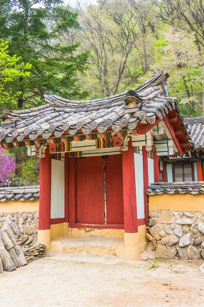 Pequeno pavilhão em Pohyeon-sa em Myohyang-san, Coreia do Norte — Fotografia de Stock